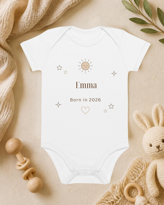 Born This Year – Personalisierter Baby Body aus Bio-Baumwolle – Name & Geburtsjahr